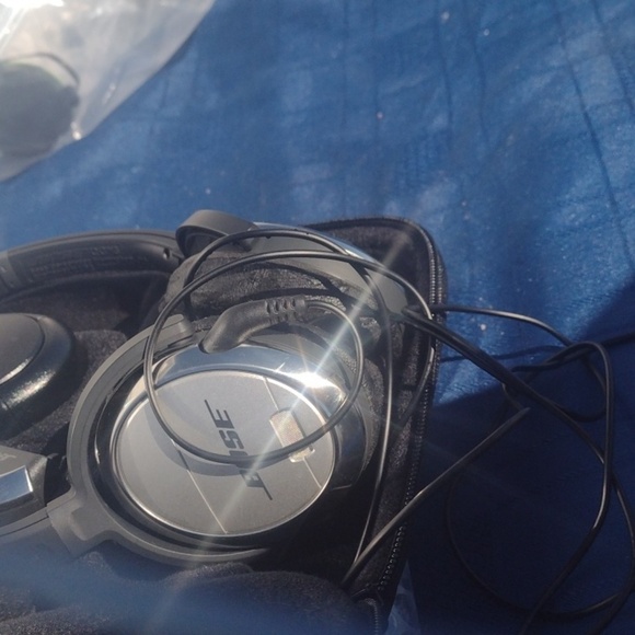 - Bose Black and Silver Quiet Comfort 3 Headphones with Case - Picture 2 of 5